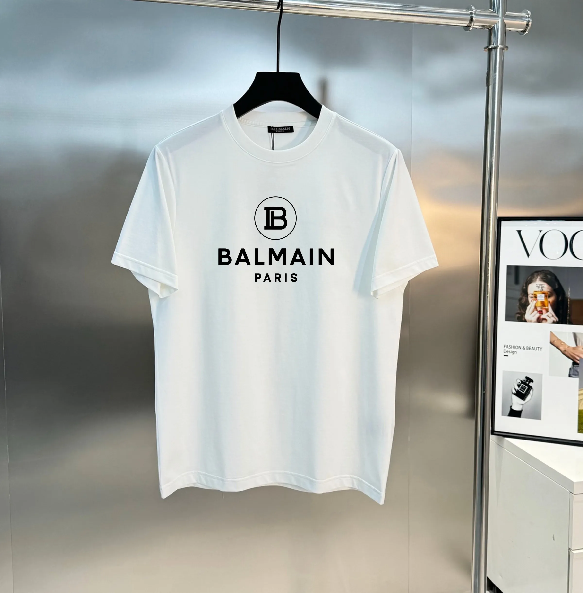 BALMAIN* Balmain 25s New Arrival modal T-shirt. The leader in basic styles. Classic letters on the chest are 3D heat-printed! High temperature setting and embossing. Clean, refreshing, simple and elegant. Recommended items for any age [Fireworks] regular version! Smart style, custom-made, Kermodal comb fabric, high-quality fabric, naturally high-end! ! ! The surface is skin-friendly and smooth, and the fit is as comfortable as a baby! Color: Black.White.Red.Sizes: s-xxl